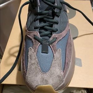 Yeezy 700 mauve